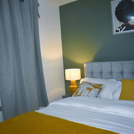 Luxury 2 Bed House With 3 Beds,3 Free Parking Lot In Dartford Near Town Centre, Adjacent Bus Stop, Train Station, Bluewater Mall, 25Mins To London City Airport,20 Miles From Central London Exteriör bild