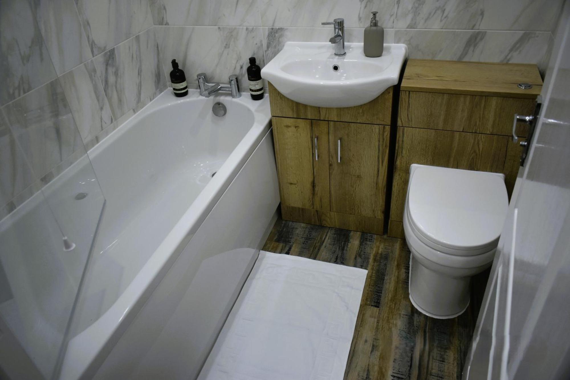 Luxury 2 Bed House With 3 Beds,3 Free Parking Lot In Dartford Near Town Centre, Adjacent Bus Stop, Train Station, Bluewater Mall, 25Mins To London City Airport,20 Miles From Central London Exteriör bild