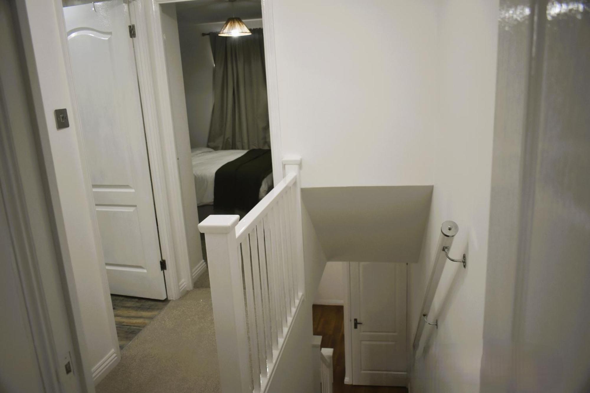 Luxury 2 Bed House With 3 Beds,3 Free Parking Lot In Dartford Near Town Centre, Adjacent Bus Stop, Train Station, Bluewater Mall, 25Mins To London City Airport,20 Miles From Central London Exteriör bild