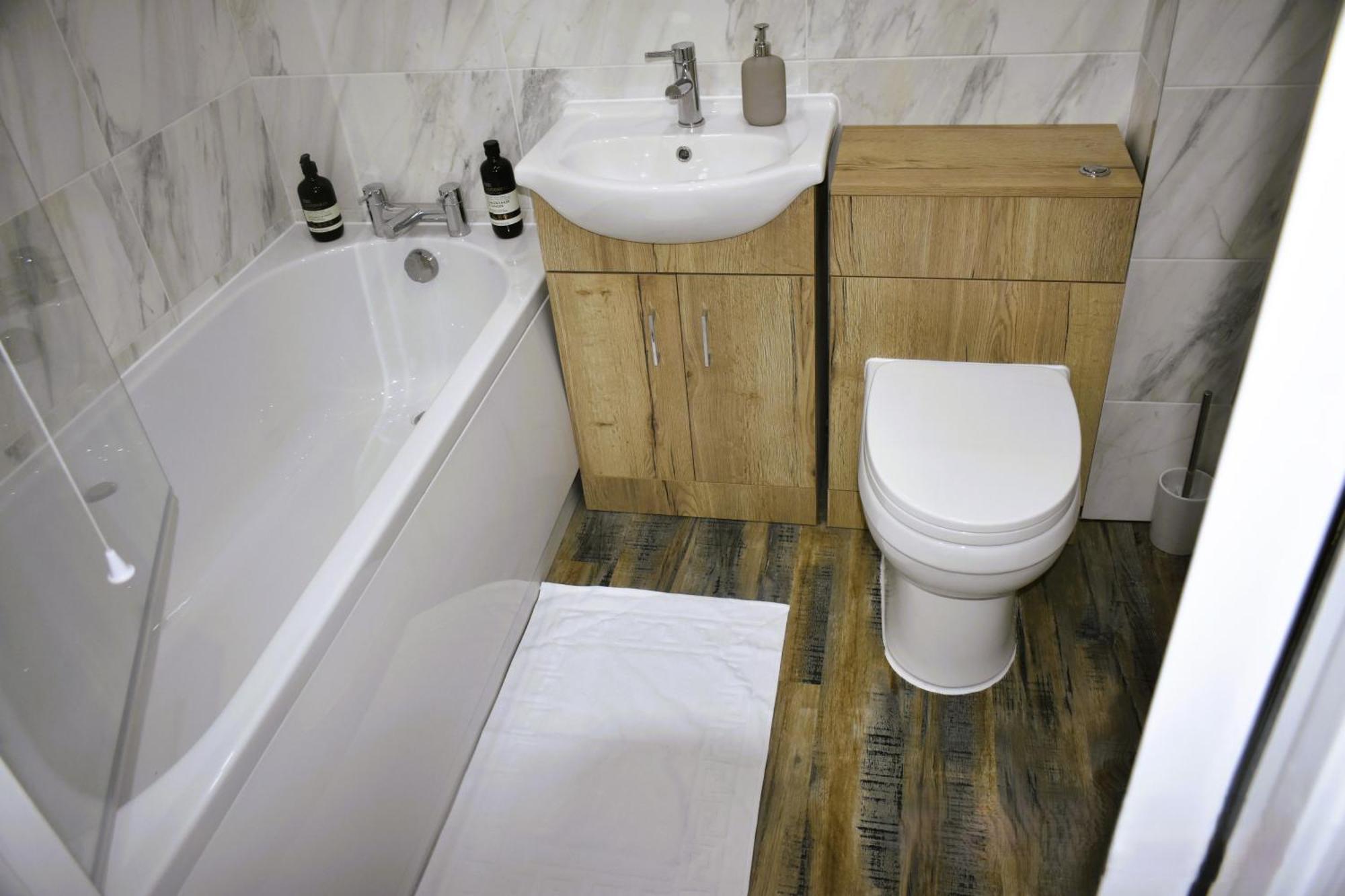 Luxury 2 Bed House With 3 Beds,3 Free Parking Lot In Dartford Near Town Centre, Adjacent Bus Stop, Train Station, Bluewater Mall, 25Mins To London City Airport,20 Miles From Central London Exteriör bild